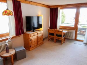 ein Wohnzimmer mit einem TV, einem Tisch und einem Esszimmer in der Unterkunft Apartment Guardaval - Utoring-3 by Interhome in Davos + 42 Fotos
