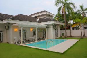 Bazén v ubytování Donald Mansion nebo v jeho okolí