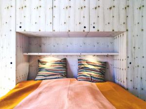 um quarto com uma cama com dois travesseiros em Holiday Home Heuberg by Interhome em Langwied
