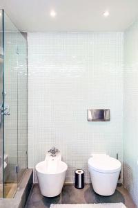 um banheiro com vaso sanitário e pia em Holiday Home Heuberg by Interhome em Langwied mais 17 fotografias