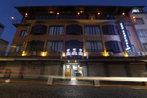 een gebouw met een bord aan de voorgevel bij Sur Central OTEL in Diyarbakır