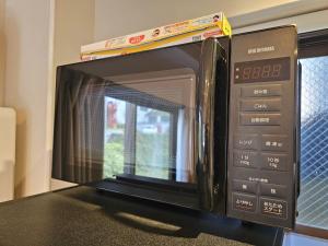 TV a/nebo společenská místnost v ubytování AURA YUZAWA Apartment Hotel - Spacious 1Bedroom Apartment with Large Living Room Sleeps 4 to 6, Bedroom with 2-Double Beds, Living Room with 1-Double Bed & 1-Sofa Bed