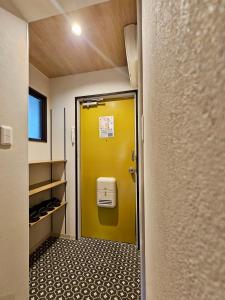 Koupelna v ubytování AURA YUZAWA Apartment Hotel - Spacious 1Bedroom Apartment with Large Living Room Sleeps 4 to 6, Bedroom with 2-Double Beds, Living Room with 1-Double Bed & 1-Sofa Bed