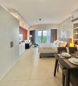 Postel nebo postele na pokoji v ubytování 40 sqm Studio at Aeon Towers