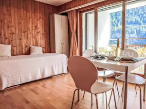 Ένα ή περισσότερα κρεβάτια σε δωμάτιο στο Studio Neige et Soleil Nr 13 by Interhome