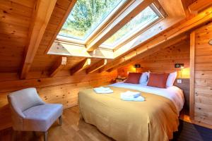 sypialnia z łóżkiem i krzesłem w obiekcie Slow Chalet Tekoa 8 pers - 5 min from the slopes w mieście Manigod +40 zdjęć