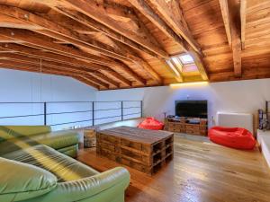 ein Wohnzimmer mit Sofa und Fernseher in der Unterkunft Villa Terra Nera by Interhome in Sveti Petar u Šumi