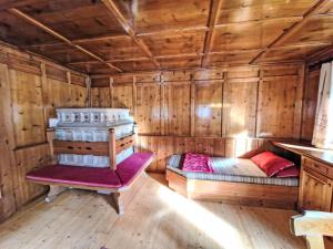 una habitación con dos camas en una cabaña de madera en Apartment Schiestl by Interhome, en Uderns