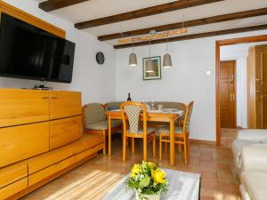 sala de estar con mesa de comedor y TV en Apartment Apt-31 by Interhome, en Silvaplana