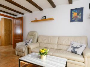 una sala de estar con un sofá y una mesa en Apartment Apt-31 by Interhome, en Silvaplana 16 fotos más