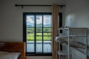 Postel nebo postele na pokoji v ubytování Eden Villa - Verdant Garden