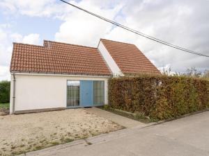 ein weißes Haus mit braunem Dach in der Unterkunft Holiday Home Polderzicht by Interhome in Mispelburg