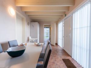 een kamer met een tafel met een kom erop bij Holiday Home Polderzicht with parking by Interhome in Mispelburg +10 foto's