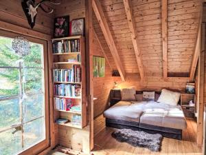 une chambre avec un lit et une étagère dans l'établissement Holiday Home Zirbenwaldhütt'n by Interhome, à Brandstätter