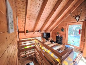 - une vue de tête sur une cuisine dans une cabane en rondins dans l'établissement Holiday Home Zirbenwaldhütt'n by Interhome, à Brandstätter
