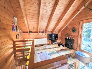 un chalet en rondins avec une cuisine et un salon dans l'établissement Holiday Home Zirbenwaldhütt'n by Interhome, à Brandstätter 28 autres photos