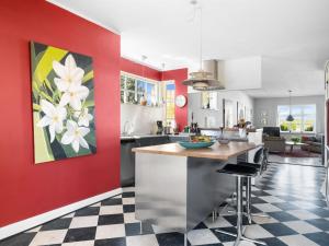 Kuchyň nebo kuchyňský kout v ubytování Holiday Home Rosamunde - 350m from the sea by Interhome