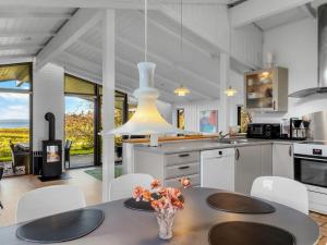 Η κουζίνα ή μικρή κουζίνα στο Holiday Home Sigbrit - 100m from the sea by Interhome