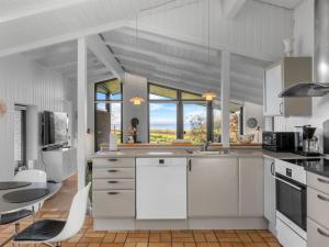 Η κουζίνα ή μικρή κουζίνα στο Holiday Home Sigbrit - 100m from the sea by Interhome +9 φωτογραφίες