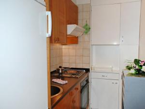 een kleine keuken met een fornuis en een spoelbak bij Studio Vista Lago by Interhome in Ruvigliana +20 foto's