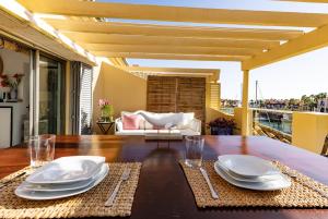 Et opholdsområde på Beautiful penthouse overlooking marina channels + 15 billeder