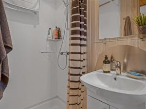 Ένα μπάνιο στο Apartment Benthe - 100m to the fjord by Interhome