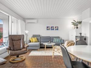 una sala de estar con un sofá y una mesa en Apartment Ketilbiorn - 700m from the sea by Interhome, en Rødhus