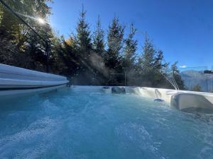 Hồ bơi trong/gần Chalet Marella-2 by Interhome