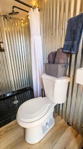 ein Badezimmer mit einer weißen Toilette in einem Zimmer in der Unterkunft Unique Secluded Glamping Tent with Spectacular Canyon and River Views in Moab, Utah in Allen Memorial Hospital Heliport