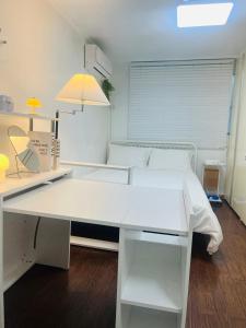 Postel nebo postele na pokoji v ubytování 압구정역도보6분,신사,강남 + 6 fotografií