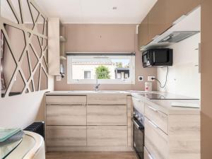 Kuchyň nebo kuchyňský kout v ubytování Chalet Le Bois d'Amour-3 by Interhome