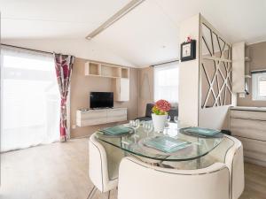 TV a/nebo společenská místnost v ubytování Chalet Le Bois d'Amour-3 by Interhome