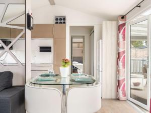 Kuchyň nebo kuchyňský kout v ubytování Chalet Le Bois d'Amour-3 by Interhome