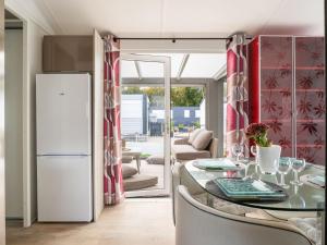 Kuchyň nebo kuchyňský kout v ubytování Chalet Le Bois d'Amour-3 by Interhome + 17 fotografií