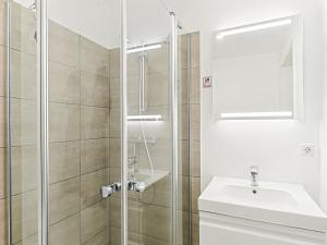 Ένα μπάνιο στο Apartment Penthouse Dümmerview by Interhome