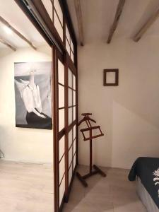 una habitación con una foto de una mujer en una pared en Casa Rocka Boutique Isla Mujeres, en Isla Mujeres