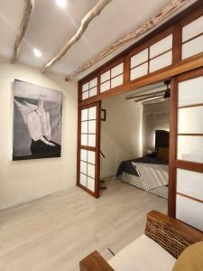 um quarto com uma cama e uma pintura na parede em Casa Rocka Boutique Breakfast & Beach Club included em Ilha das Mulheres mais 33 fotografias