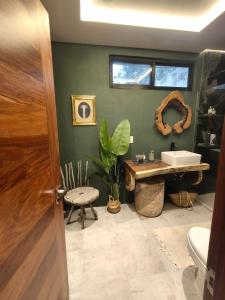 un baño con lavabo y espejo en Casa Rocka Boutique Isla Mujeres, en Isla Mujeres 13 fotos más