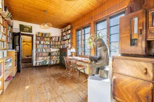 Cette chambre dispose d'une bibliothèque avec une table et un bureau. dans l'établissement Hueseken, à Finnentrop 31 autres photos