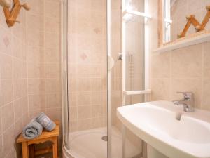ein Badezimmer mit Dusche, Waschbecken und Toilette in der Unterkunft Apartment Sarvan 208 by Interhome in Les Menuires