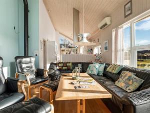 Posezení v ubytování Holiday Home Tjorven - 400m from the sea by Interhome