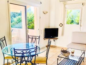 een eetkamer met een glazen tafel en stoelen bij Holiday Home Casa Orsoni by Interhome in Cannella