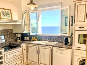 een keuken met een spoelbak en een raam bij Holiday Home Casa Orsoni by Interhome in Cannella