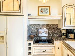 een keuken met witte kasten en een spoelbak bij Holiday Home Casa Orsoni by Interhome in Cannella