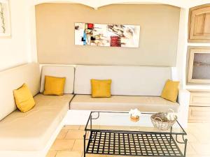 een woonkamer met een bank met gele kussens bij Holiday Home Casa Orsoni by Interhome in Cannella +7 foto's