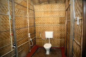 Ένα μπάνιο στο Shanthi Dhama Resort, Hampi