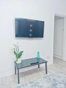 TV a/nebo společenská místnost v ubytování The Tewkesbury Modern Retreat Sleeps 5