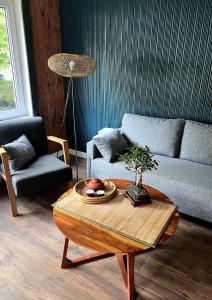 ein Wohnzimmer mit einer Couch und einem Couchtisch in der Unterkunft Peace, Pines & Pure Air in Vangaži + 2 Fotos