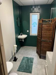 ein Badezimmer mit Waschbecken und Toilette und einem Fenster in der Unterkunft Peace, Pines & Pure Air in Vangaži