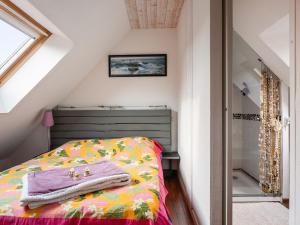 ein Schlafzimmer mit einem Bett und einer Dusche in der Unterkunft Holiday Home Monoi by Interhome in Lancieux